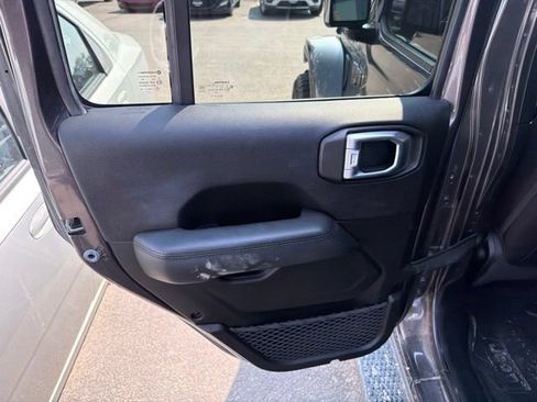 Used 2019 Jeep Wrangler Unlimited Sahara AWD/4WD image 17