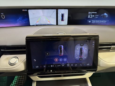 New 2026 Lincoln Nautilus Premier AWD/4WD image 18