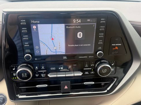 Used 2022 Toyota Highlander Limited FWD image 11