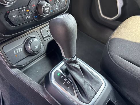 Used 2021 Jeep Renegade Latitude AWD/4WD image 25
