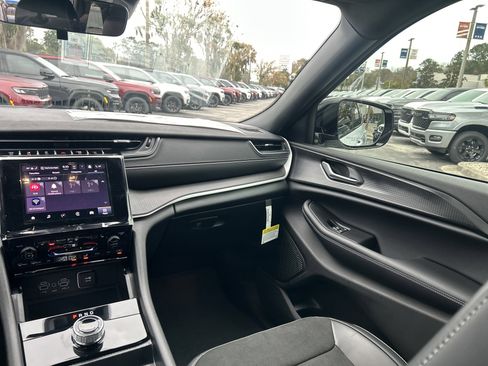 New 2025 Jeep Grand Cherokee Altitude image 38