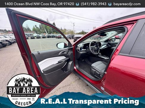 Used 2025 Chevrolet Trax LT FWD image 11