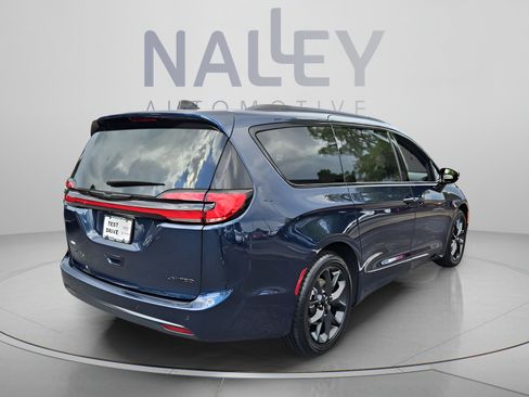 Used 2025 Chrysler Pacifica Limited FWD image 5