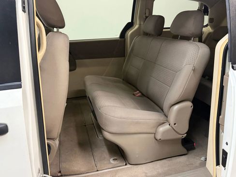 Used 2008 Chrysler Town & Country LX image 18