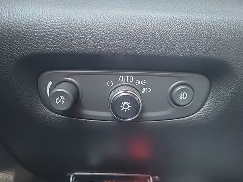 Used 2018 Chevrolet Traverse LT image 9