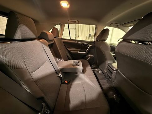 Used 2021 Toyota RAV4 LE image 28
