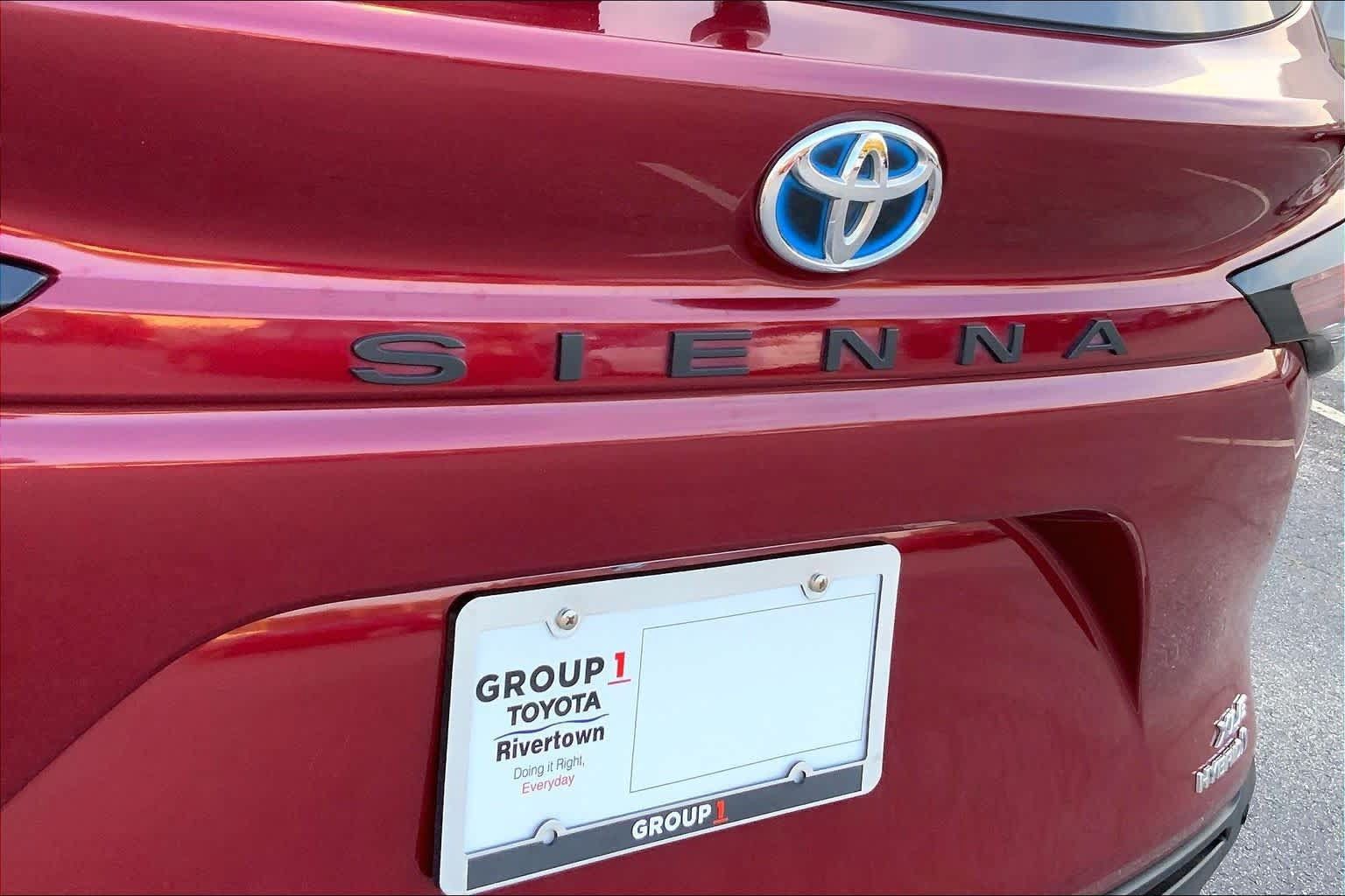 Used 2024 Toyota Sienna XLE FWD image 28