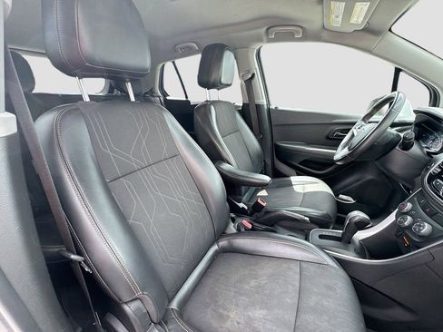 Used 2017 Chevrolet Trax LT w/ LT Convenience Package AWD/4WD image 25