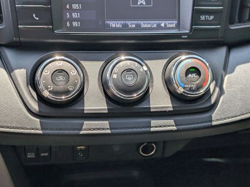 Used 2018 Toyota RAV4 LE AWD/4WD image 20