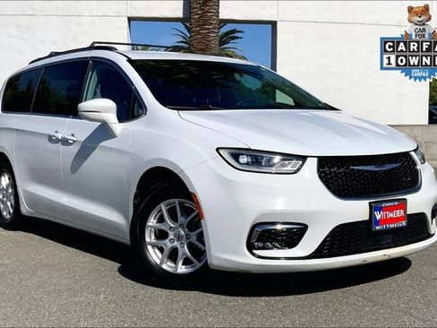 Used 2022 Chrysler Pacifica Touring-L FWD image 2