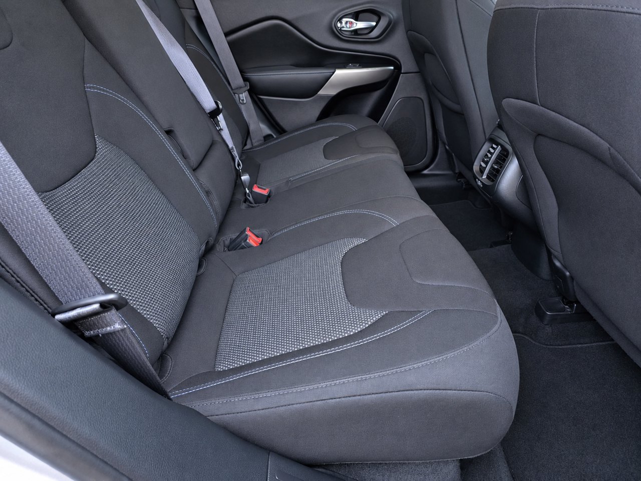 Used 2020 Jeep Cherokee Latitude w/ Cold Weather Group FWD image 27
