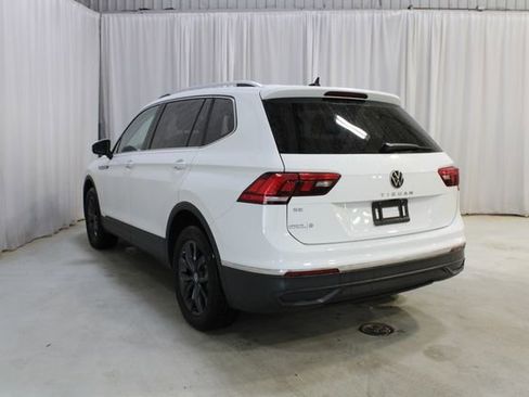 Used 2024 Volkswagen Tiguan SE w/ Panoramic Sunroof Package image 25