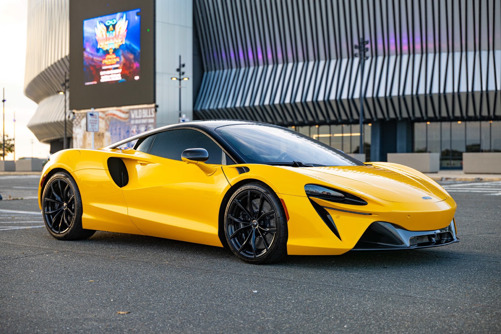 Used 2023 McLaren Artura RWD image 3
