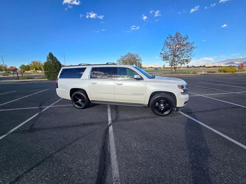 Used 2015 Chevrolet Suburban LT image 2