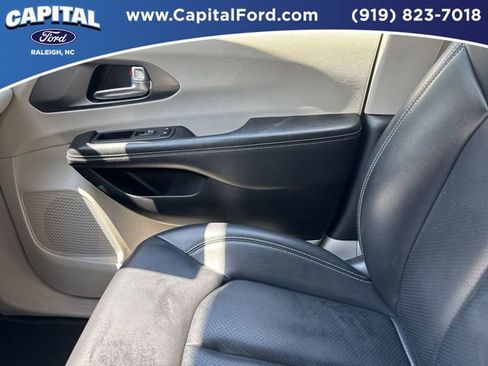Used 2023 Chrysler Pacifica Touring-L FWD image 27