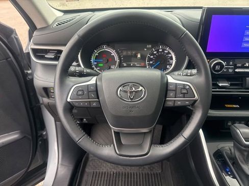 Used 2025 Toyota Highlander XLE image 28