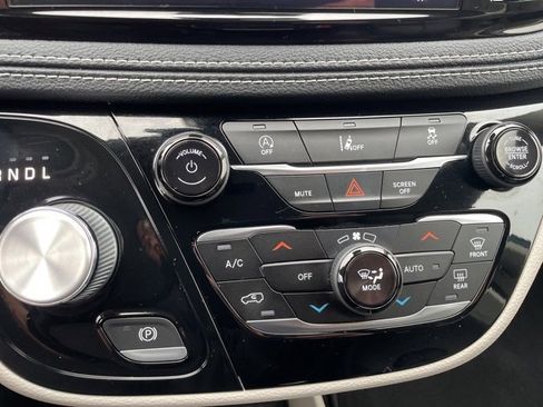 Used 2022 Chrysler Pacifica Touring-L image 28