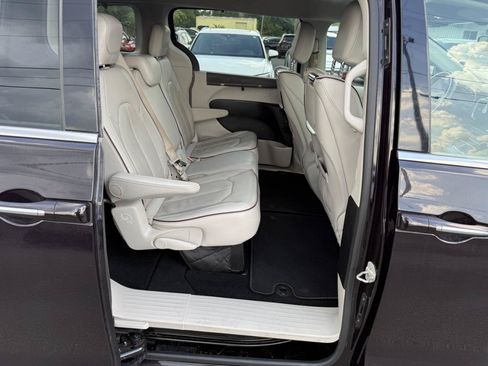 Used 2018 Chrysler Pacifica Limited w/ Advanced Safetytec Group FWD image 11
