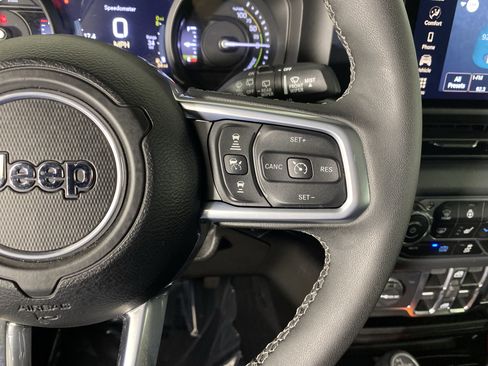 Used 2025 Jeep Wrangler Sahara image 23