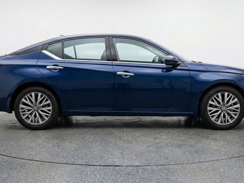 Used 2025 Nissan Altima 2.5 SV image 11