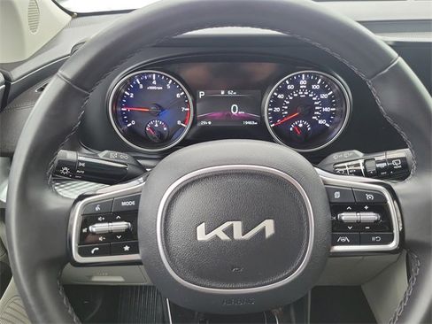 Certified 2023 Kia Carnival LX image 10