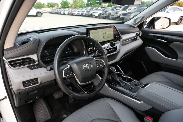 Used 2023 Toyota Highlander Platinum FWD image 3
