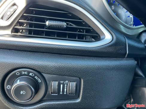 Used 2025 Chrysler Pacifica Select FWD image 32