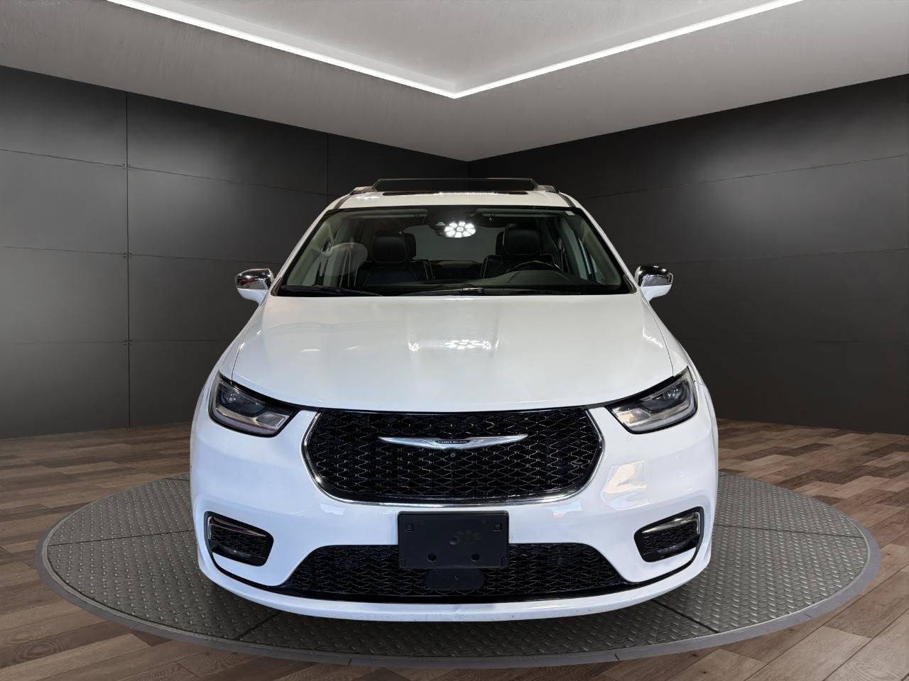 Used 2022 Chrysler Pacifica Limited FWD image 3