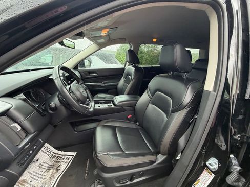 Used 2024 Nissan Pathfinder SL AWD/4WD image 9