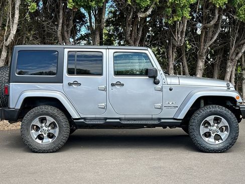Used 2018 Jeep Wrangler Unlimited Sahara AWD/4WD image 3