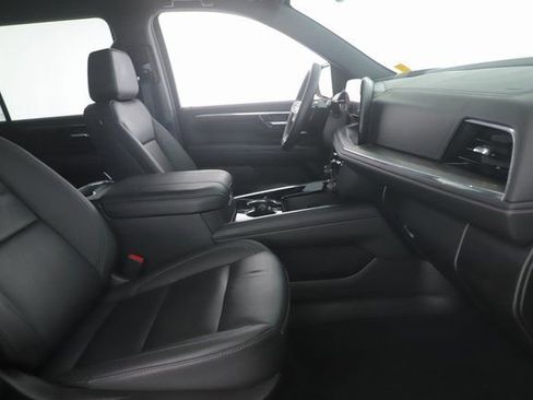 Used 2025 Chevrolet Suburban Z71 image 33