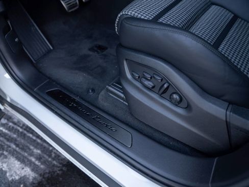 Used 2025 Porsche Cayenne Turbo image 28