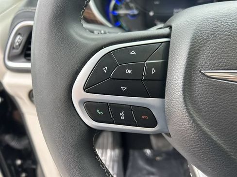Used 2023 Chrysler Pacifica Limited FWD image 24