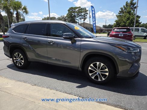 Used 2021 Toyota Highlander XLE FWD image 7
