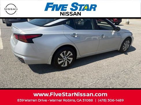 Used 2025 Nissan Altima 2.5 S FWD image 10