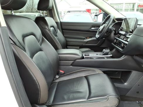 Certified 2023 Nissan Pathfinder SL w/ Lighting Package (N92) image 5