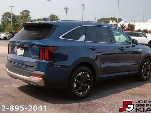 Certified 2024 Kia Sorento S w/ Panoramic Sunroof Package FWD image 7