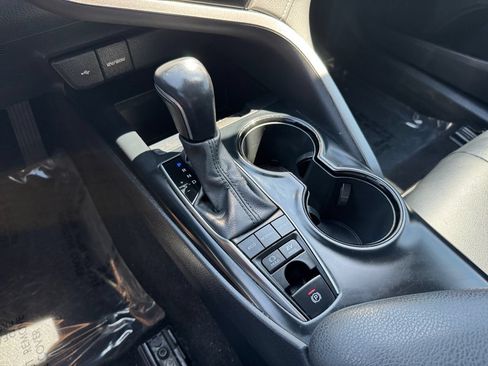 Used 2020 Toyota Camry SE w/ Sunroof Package FWD image 16