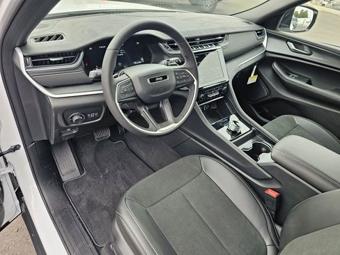 New 2025 Jeep Grand Cherokee L Altitude image 2