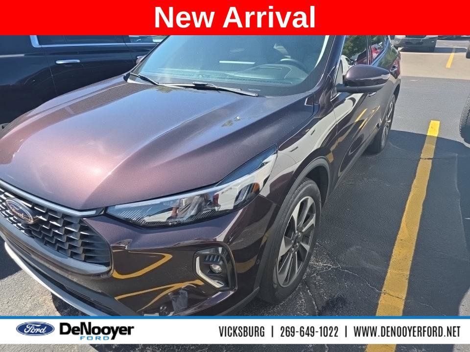 Used 2023 Ford Escape Platinum w/ Premium Technology Package AWD/4WD image 1