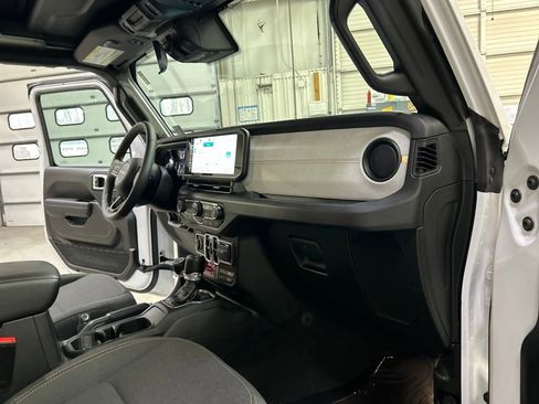 Used 2024 Jeep Wrangler Unlimited image 28