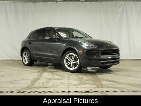 Certified 2022 Porsche Macan image 9