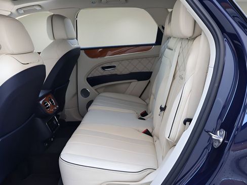Used 2021 Bentley Bentayga image 15
