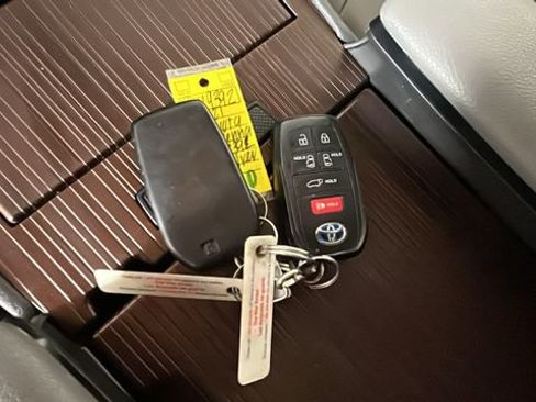 Used 2021 Toyota Sienna XLE FWD image 19