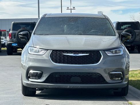 Used 2025 Chrysler Pacifica Select w/ Uconnect Theater Family Group image 10