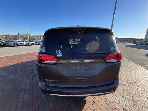 Used 2018 Chrysler Pacifica Touring Plus image 14