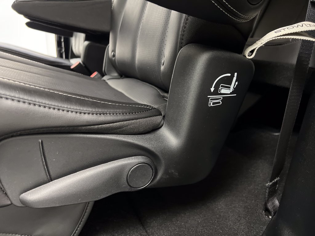 Used 2027 Chrysler Pacifica Select FWD image 18