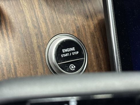 Used 2025 Mercedes-Benz C 300 4MATIC Sedan image 39
