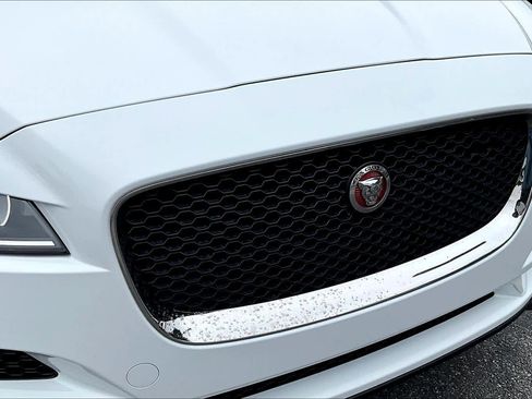 Used 2018 Jaguar F-PACE Premium image 29