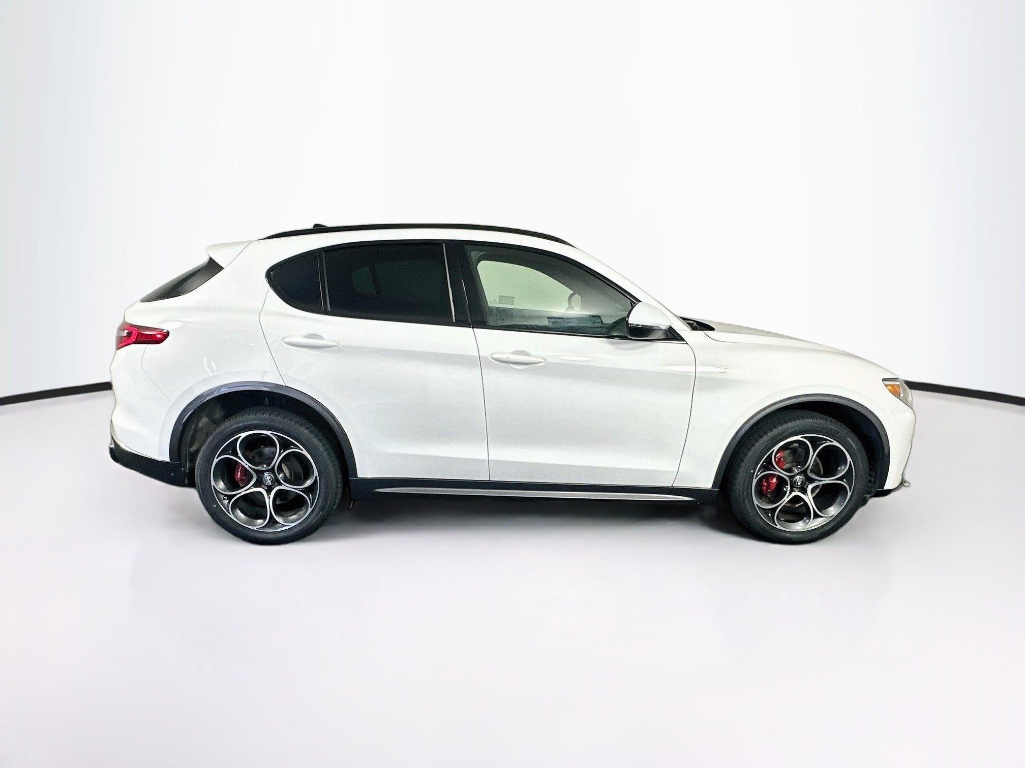 Used 2023 Alfa Romeo Stelvio Ti AWD/4WD image 10